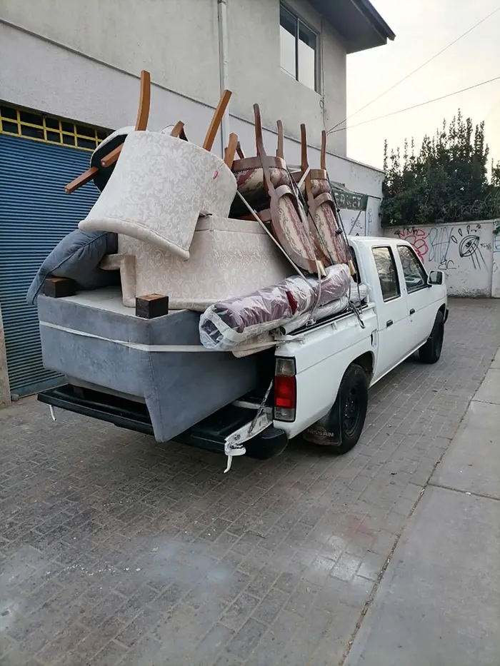 Camioneta cargada de Muebles La Reina